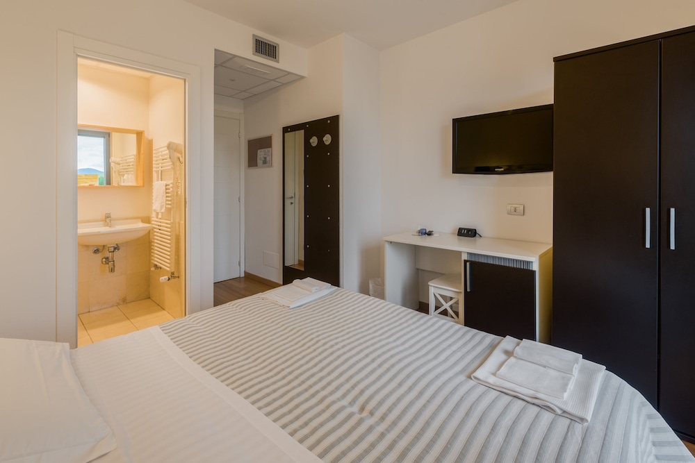 Double or Twin Room, Ensuite (Enzo Ferrari) photo 1
