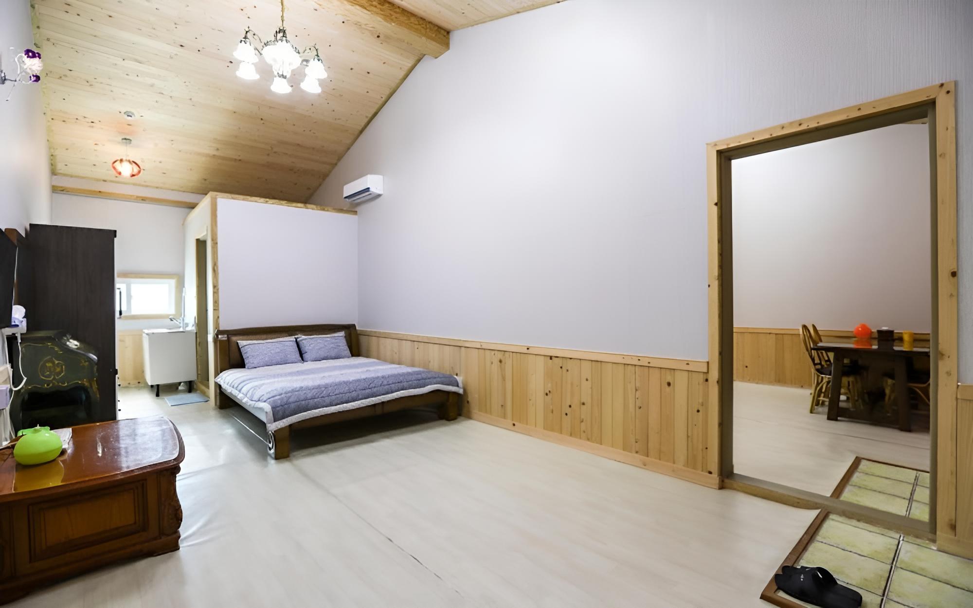 Room (101) - Photo 2