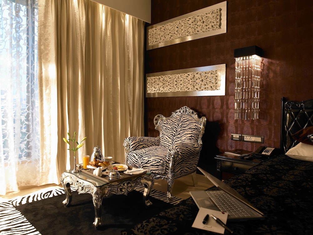 Zuri Club Room with King Bed (01 King Bed) - Photo 1