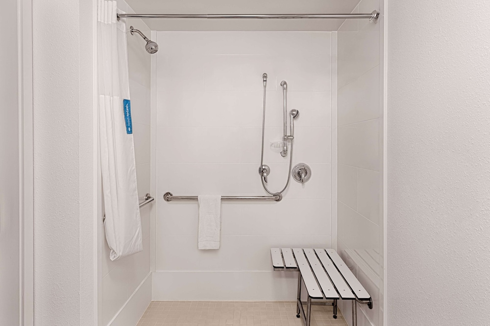 Room, 1 King Bed, Accessible (Roll-in Shower) - Photo 3