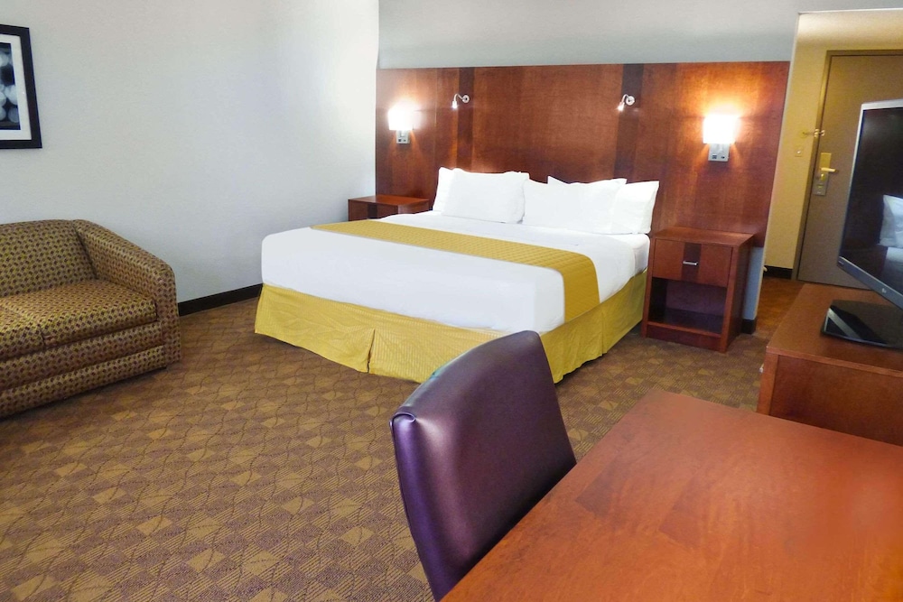Room, 1 King Bed, Non Smoking - Photo 3