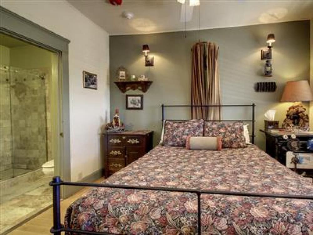 Standard Triple Room, Ensuite, Mountain View (Miner's Suite) photo 2