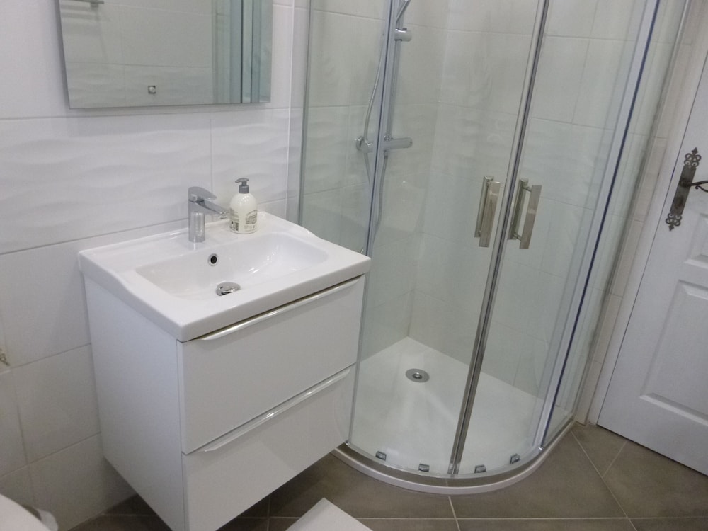 Basic Double Room, Ensuite photo 3