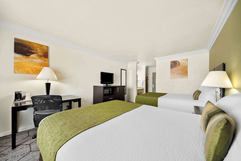 Standard Room, 2 Queen Beds, Non Smoking, Refrigerator & Microwave photo 1