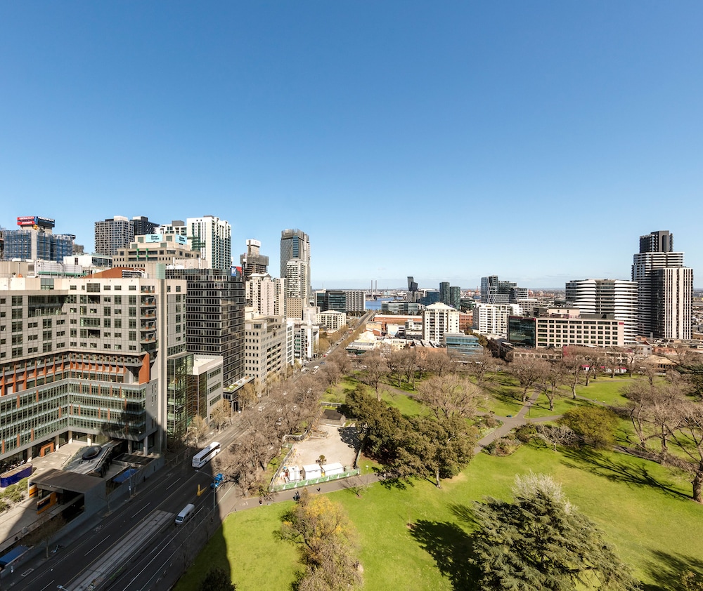 Studio Apartment Park View & Balcony - No Housekeeping