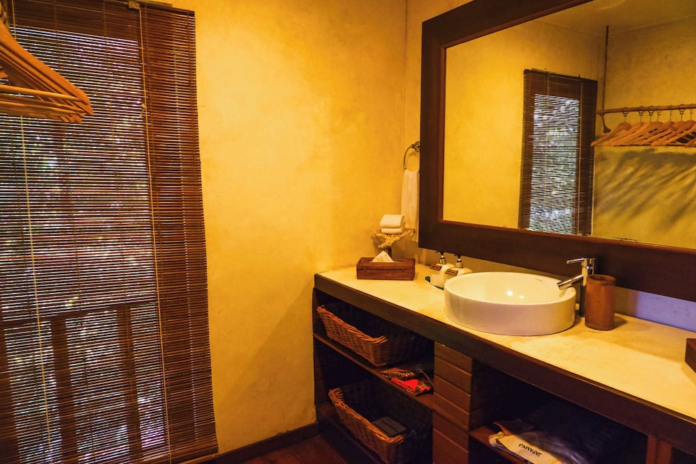 Standard Double Room, 1 King Bed, Balcony, Partial Ocean View photo 3