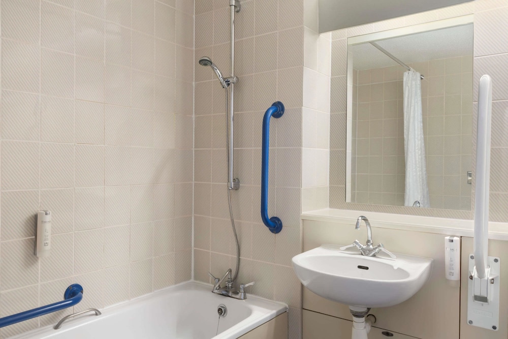 Room, 1 Double Bed, Accessible - Photo 2