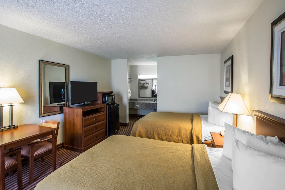 Standard Room, 2 Double Beds, Non Smoking - Photo 4