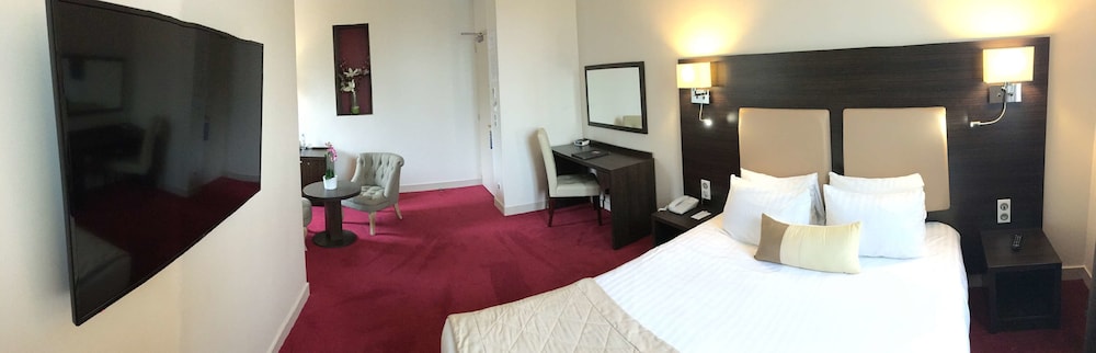 Junior Suite, 1 Queen Bed, Non Smoking, Balcony photo 1