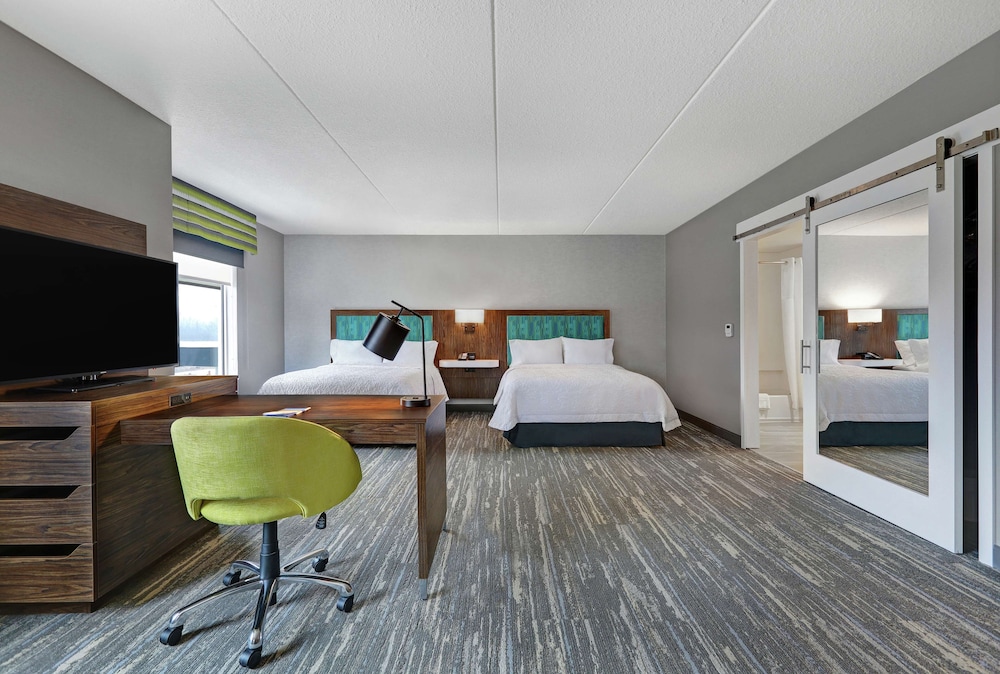 Room, 2 Queen Beds, Accessible, Bathtub photo 1