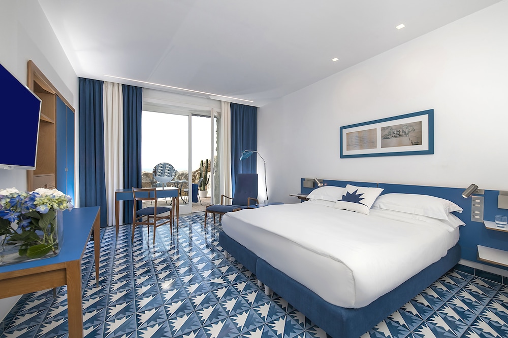 Deluxe Double Room, Sea View, Sea Facing thumbnail 5