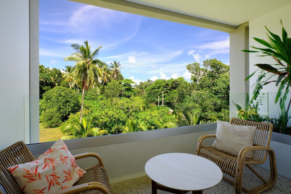 Deluxe Room, 1 King Bed, Mountain View (Balcony) - Photo 3