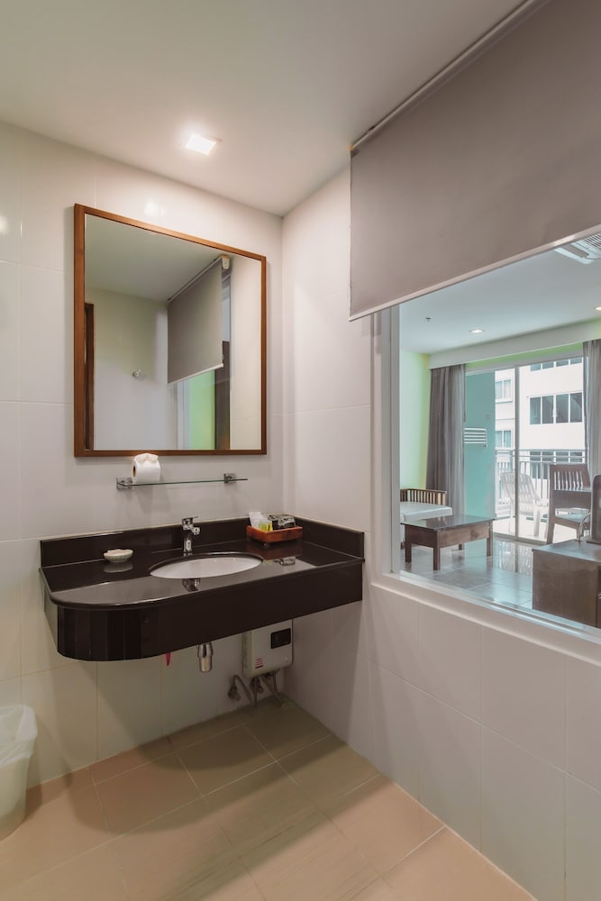 Deluxe Suite King - City View photo 2