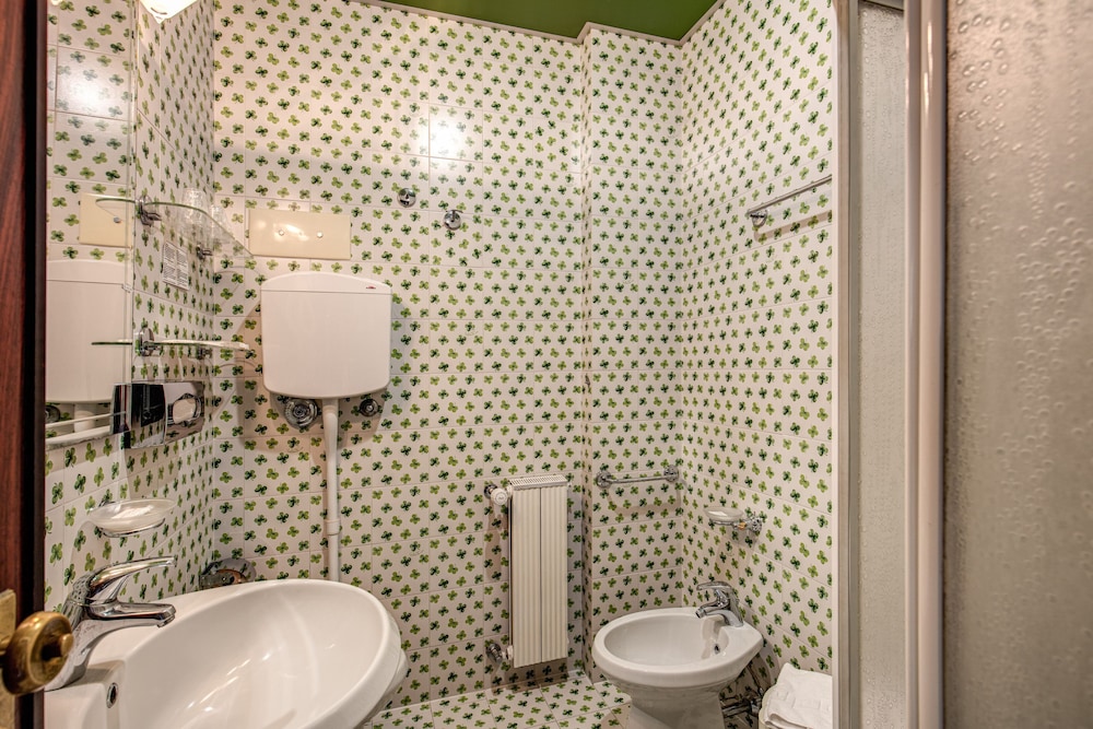 Standard Double or Twin Room - Photo 2