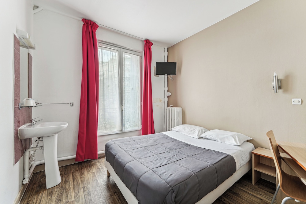 Economy Double Room, 1 Queen Bed, Shared Bathroom photo 1