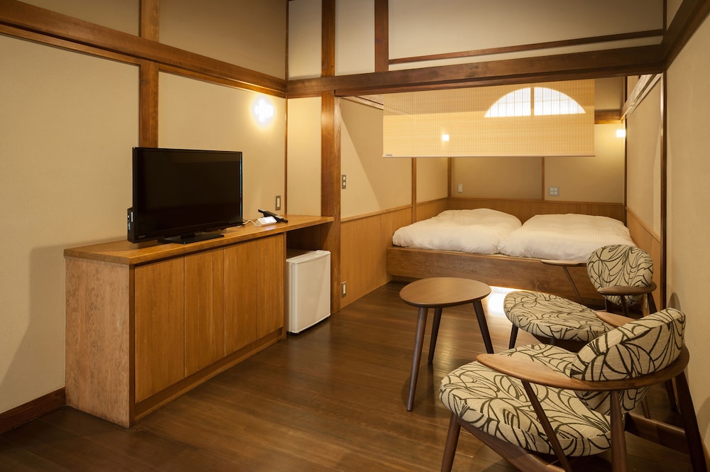 303 Basic Twin Room, 2 Twin Beds, Non Smoking