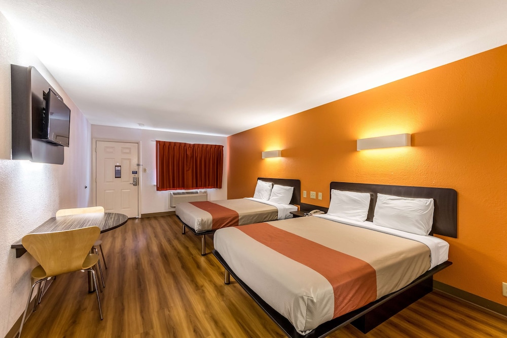 Standard Room, 2 Queen Beds, Non Smoking - Photo 3