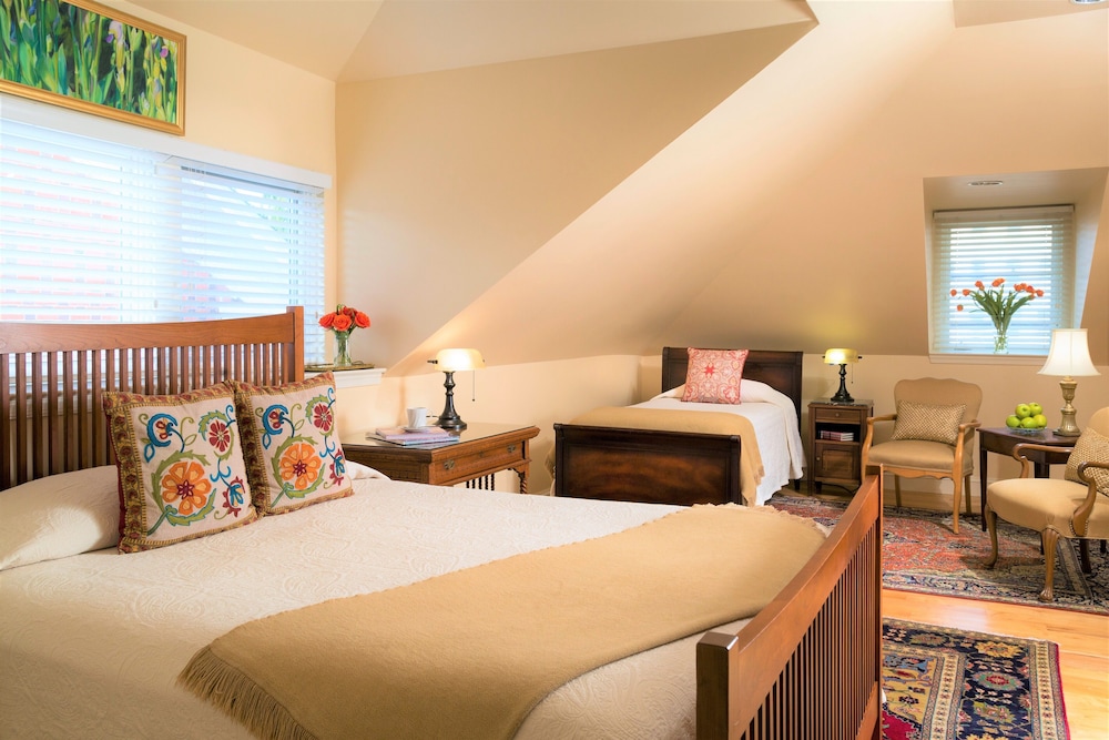 Deluxe Room, 1 Queen Bed photo 2