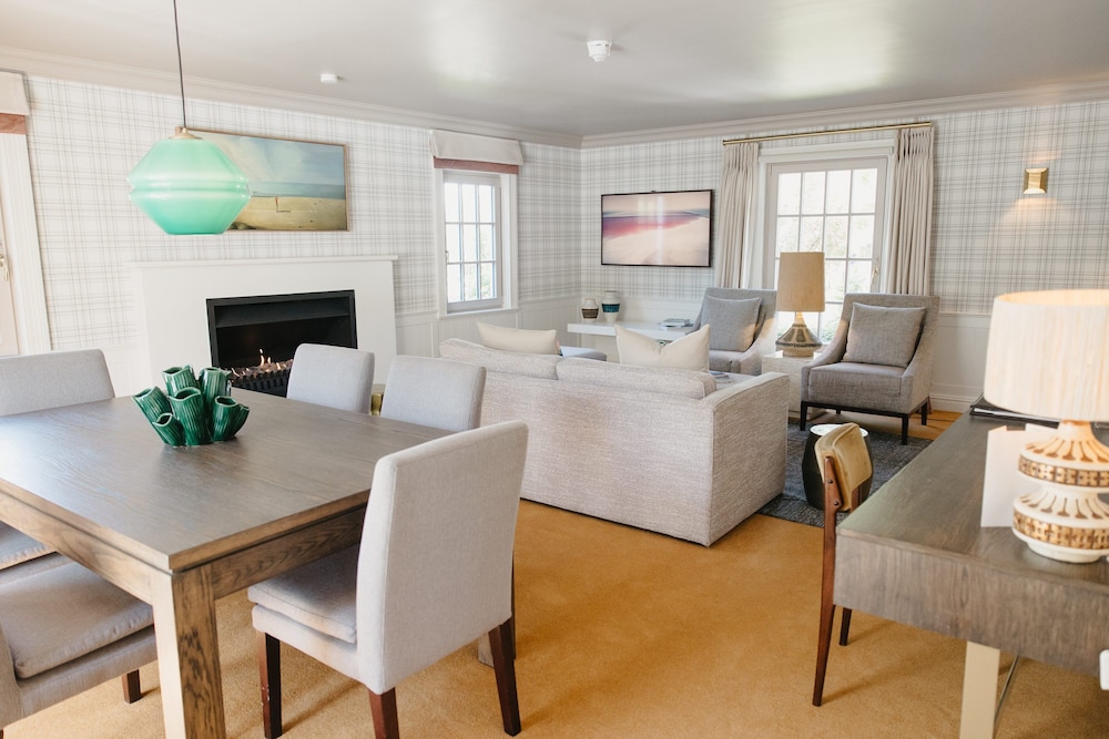 Executive Suite - Photo 1