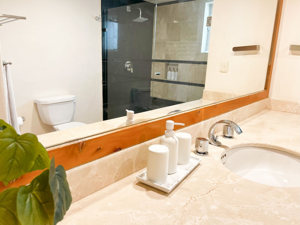 Luxury Condo, Beach View, Beachfront photo 2