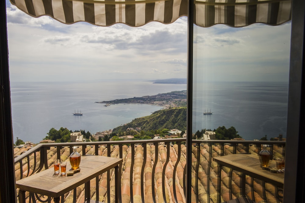 Superior Double Room, 1 Bedroom, Mountain View, Sea Facing