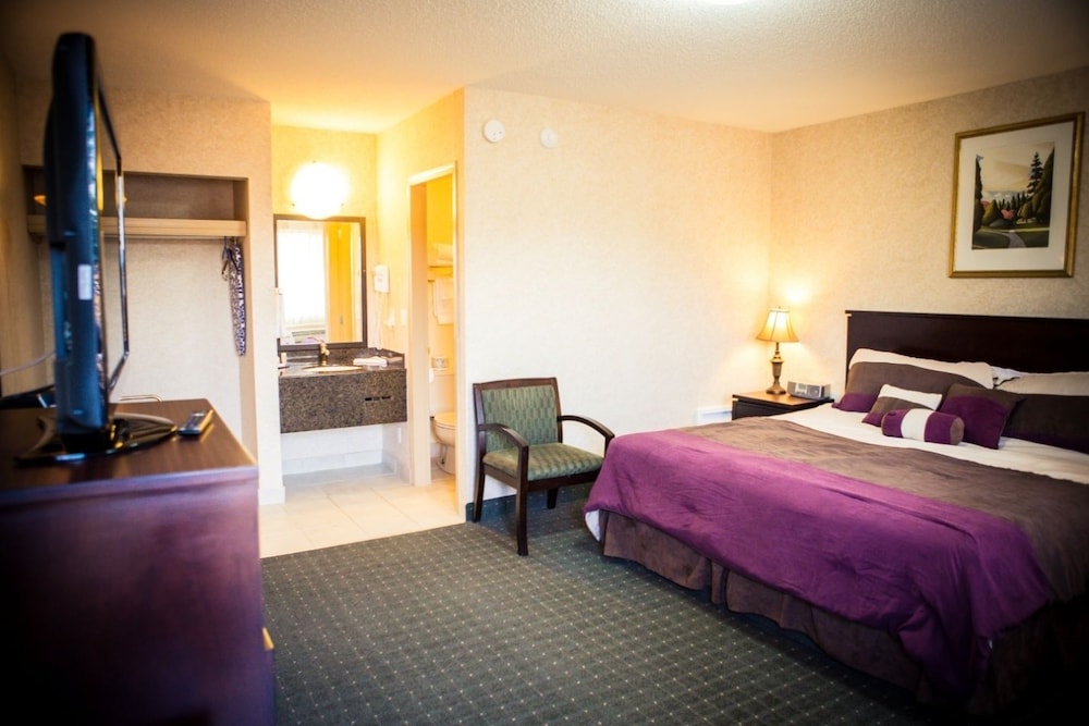 Deluxe Room, 1 Queen Bed photo 2