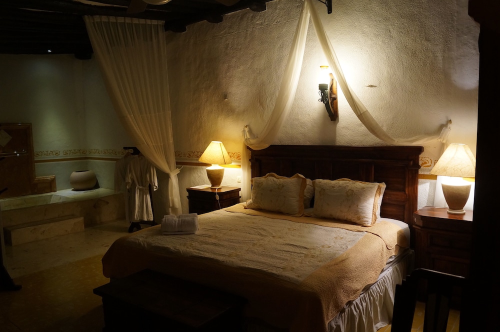 Deluxe Suite, 1 King Bed (Jacuzzi) photo 2