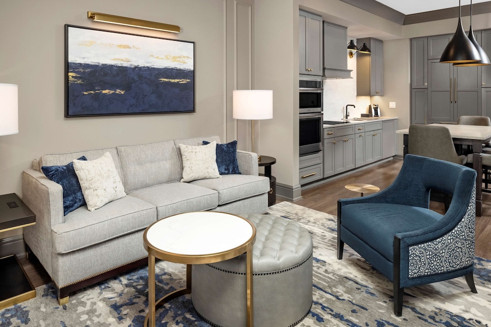 ADA, 1 Bedroom King Suite Plus (Hearing, 3x3 Shower)