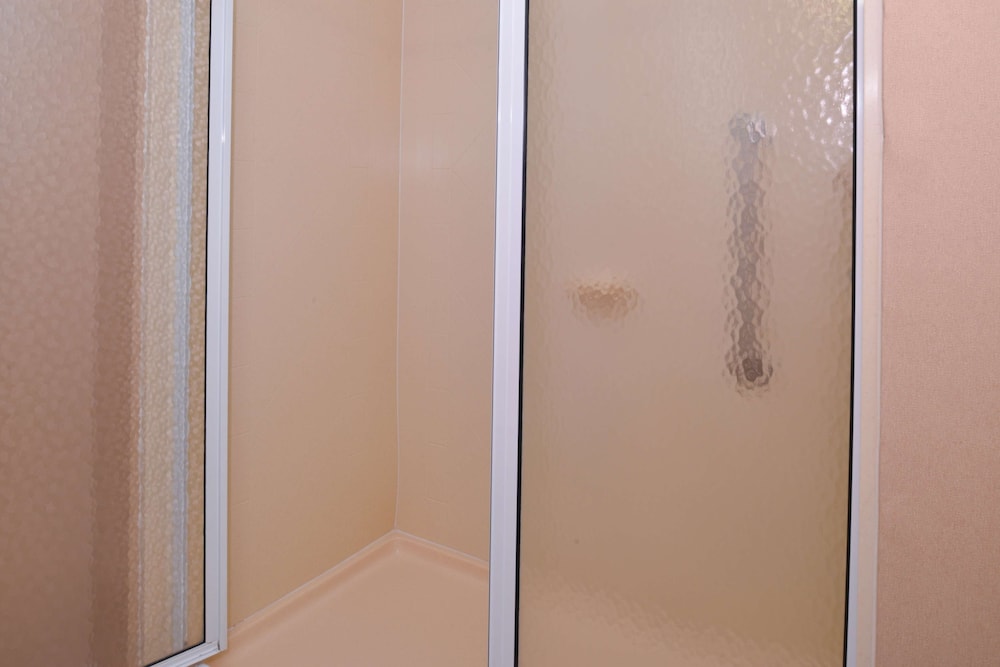 Room, 1 King Bed, Accessible (Hearing, Short) - Photo 3