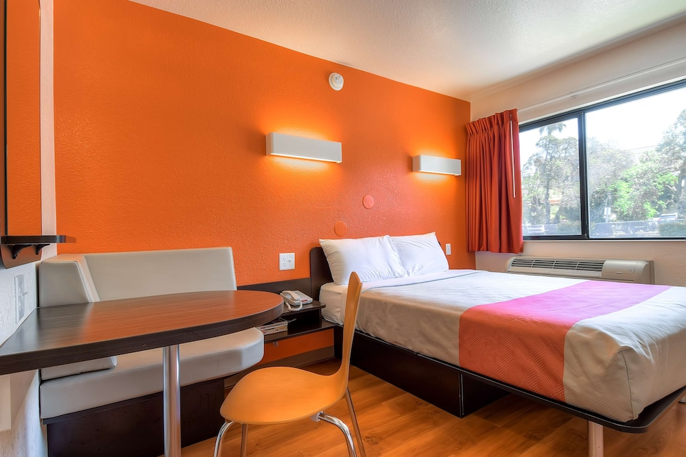 Standard Room, 1 Queen Bed, Non Smoking, Refrigerator & Microwave photo 3