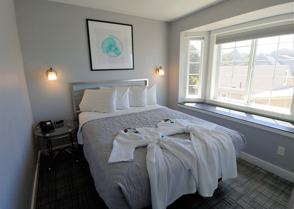 Deluxe Suite, 2 Bedrooms, Hot Tub, Oceanfront (Access via Stairs) photo 1