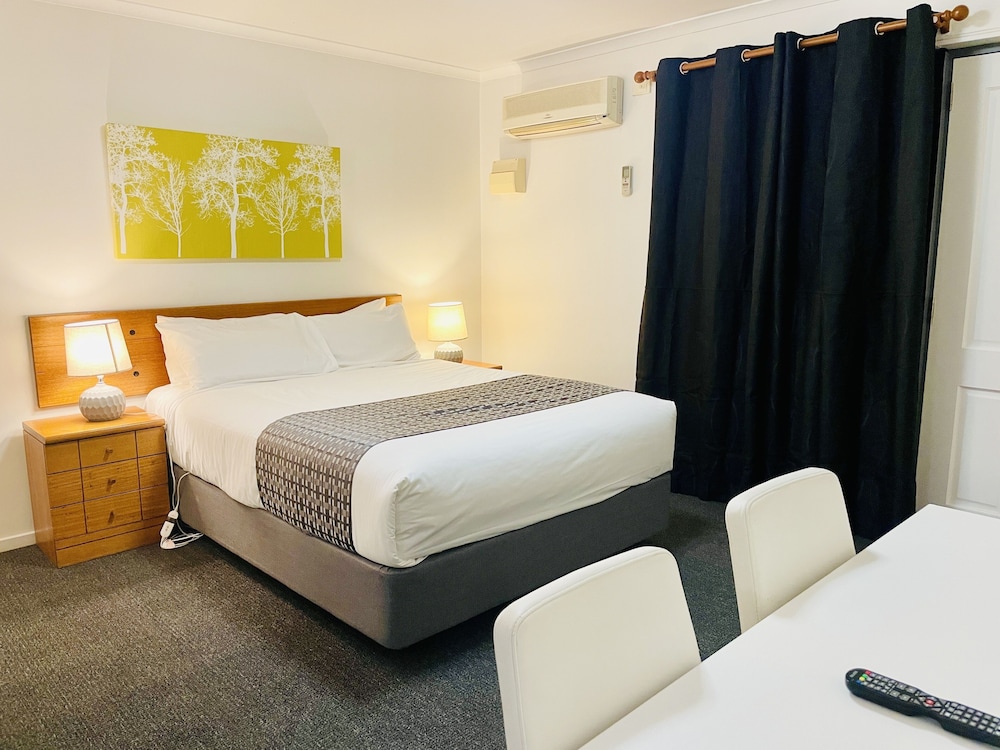 Standard Room, 1 Queen Bed, Non Smoking - Photo 4