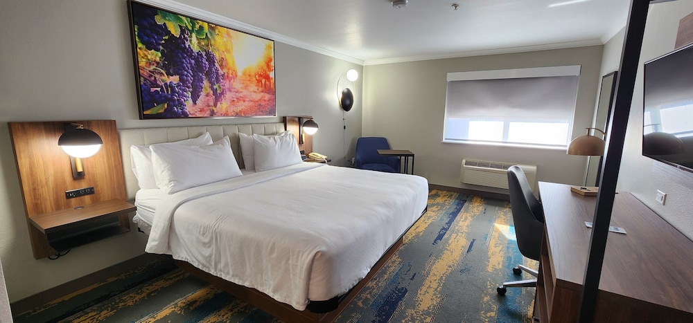 Room, 1 King Bed, Non Smoking - Photo 9