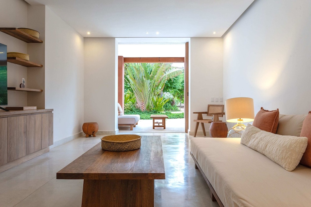 Deluxe Room, 1 King Bed, Garden View (Junior Suite 6C) photo 2