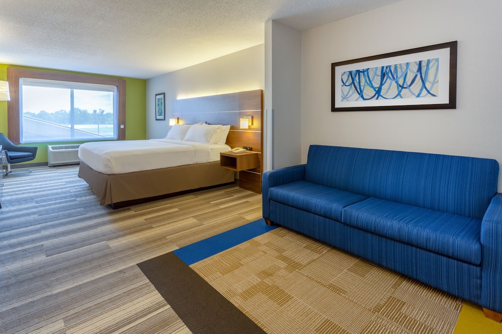 Suite, 1 King Bed with Sofa bed (Minifridge) - Photo 3