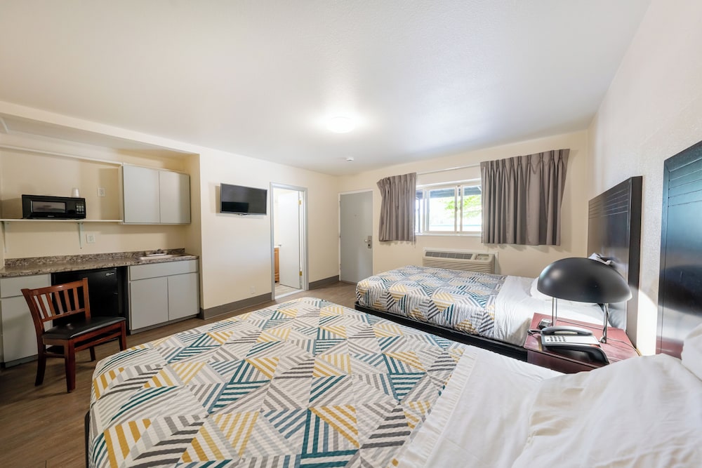 2 Double Beds Non-Smoking with Studio