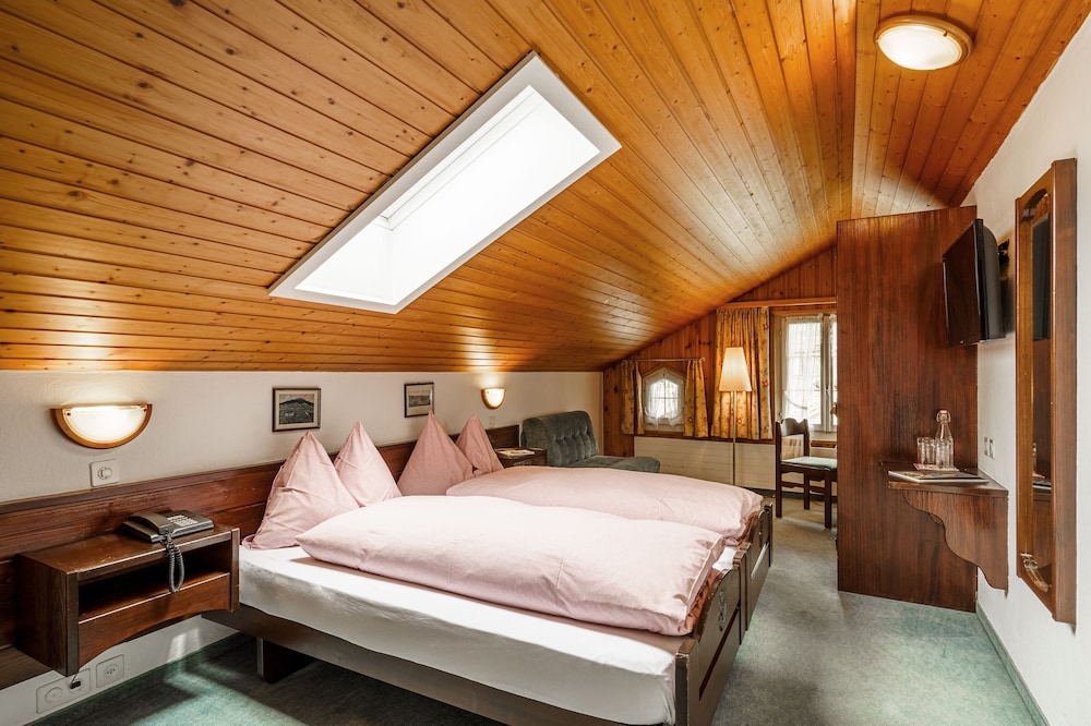 Standard Twin Room (Stammhaus /Chalet Enzian) photo 1