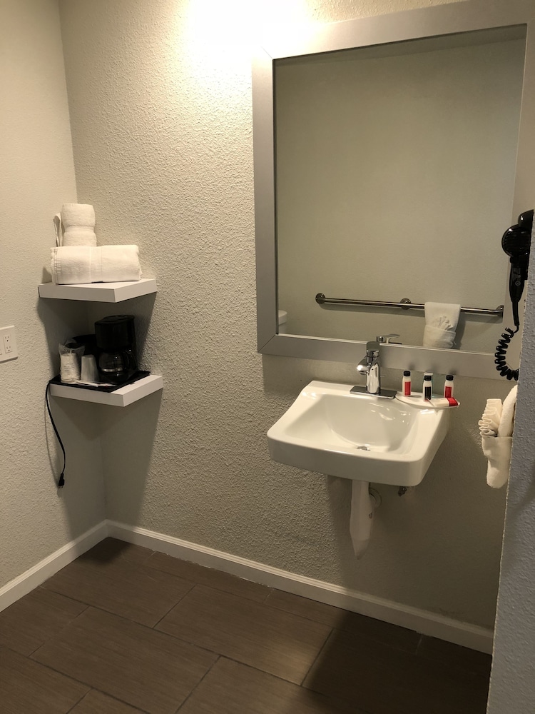 Room, 1 Queen Bed, Accessible, Non Smoking (Roll-In Shower) - Photo 2