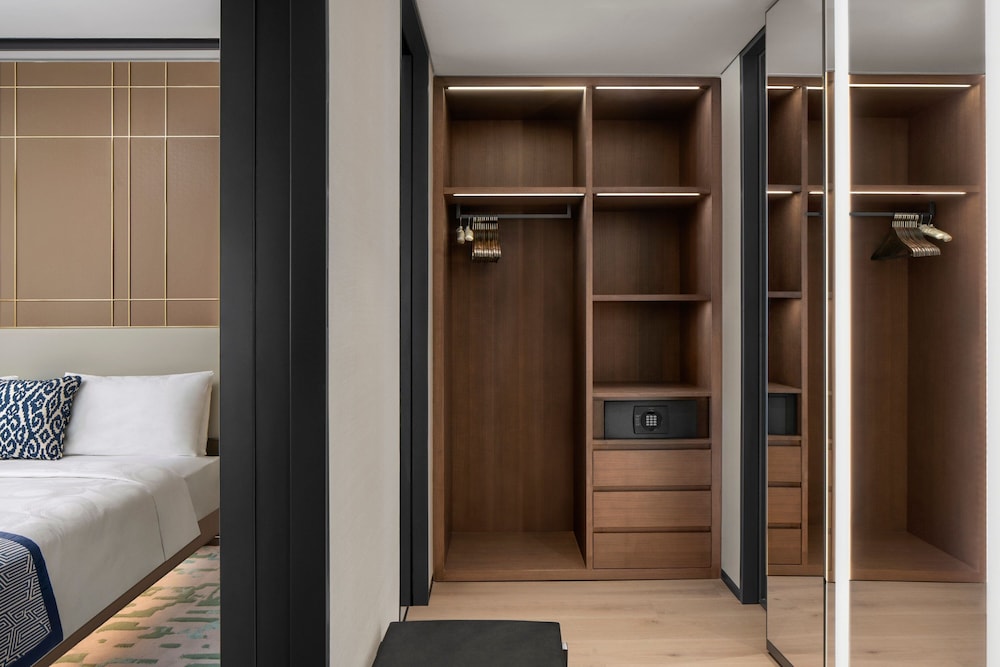 Executive Suite, Executive lounge access, 1 King, Sea view, Balcony thumbnail 6