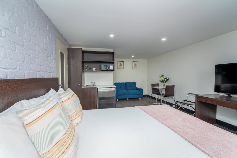 Standard Queen Room