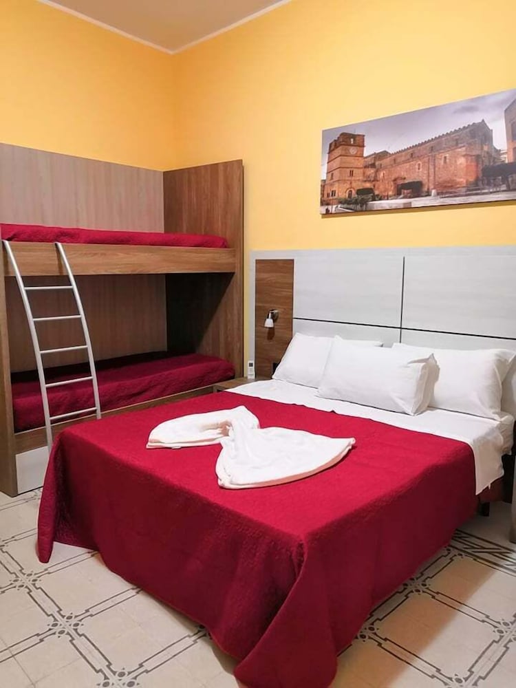 Basic Quadruple Room, 1 Queen Bed photo 1
