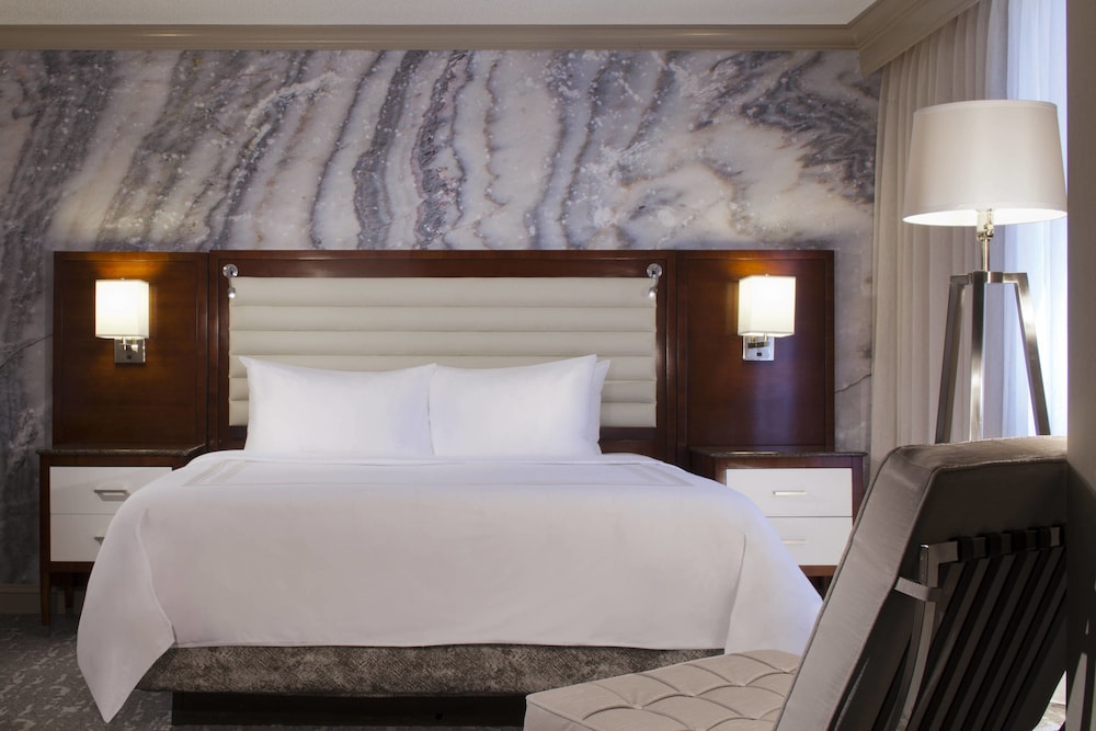 Room, 1 King Bed (Mobility/Hearing Accessible, Tub) - Photo 2