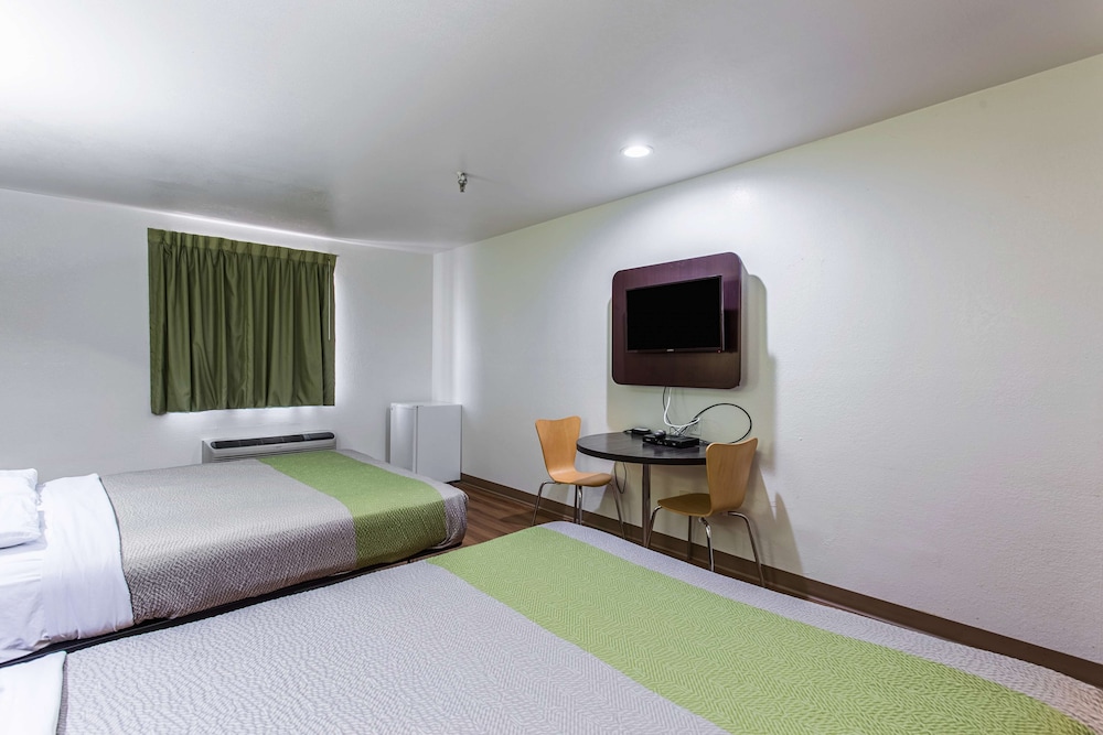 Deluxe Room, 2 Queen Beds, Non Smoking, Refrigerator & Microwave - Photo 2
