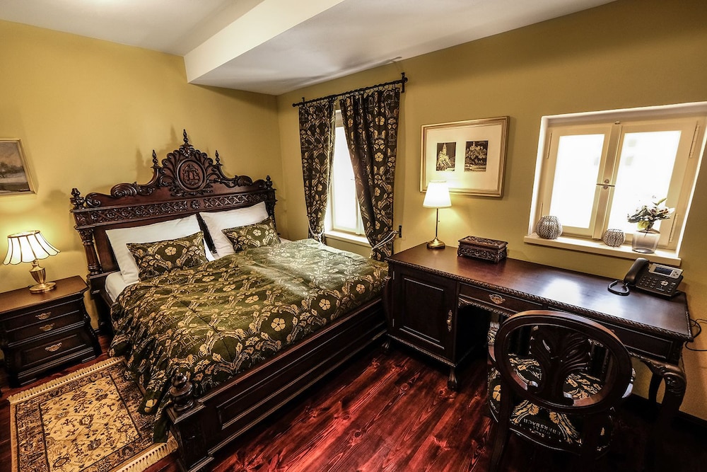 Room (Superior King 205)