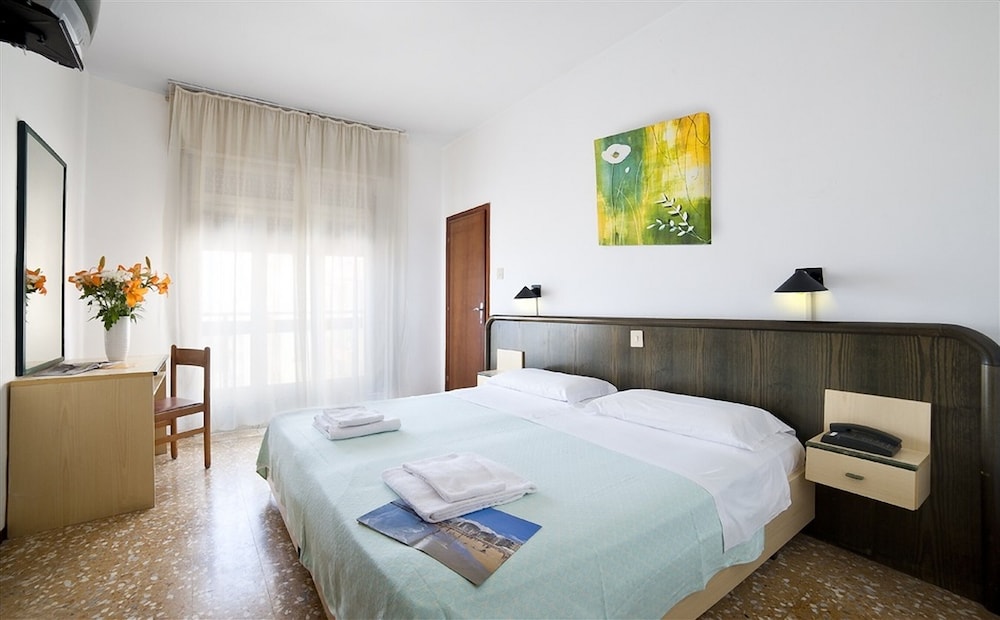 Basic Triple Room, Partial Sea View photo 1