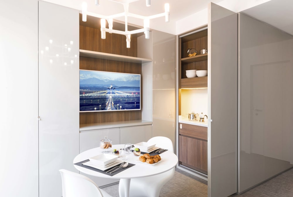 Business Double Room, 1 King Bed, Kitchenette, City View photo 3
