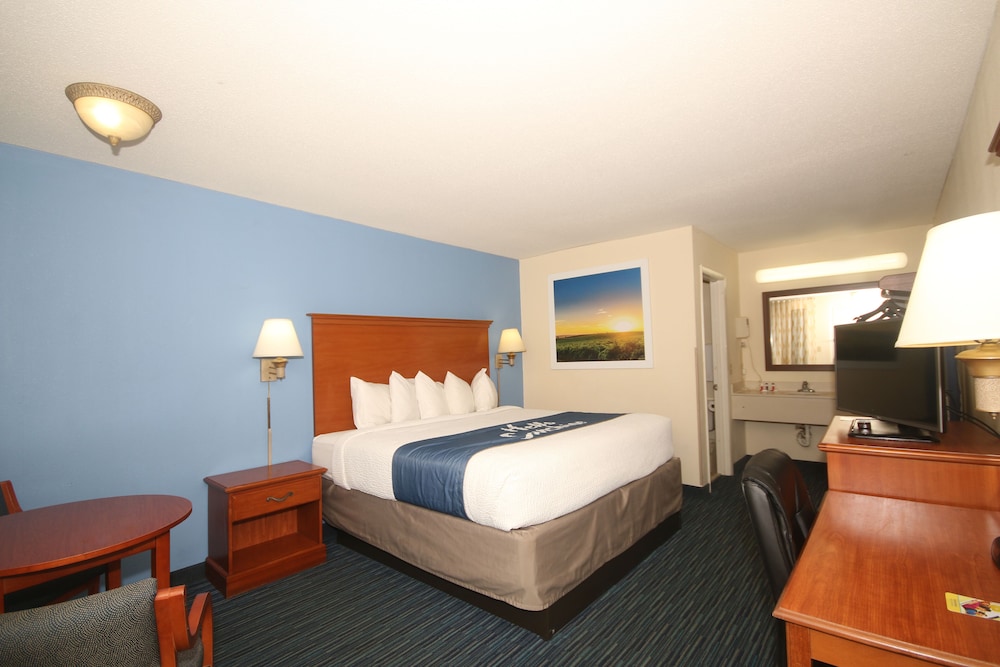 Standard Room, 1 King Bed photo 3