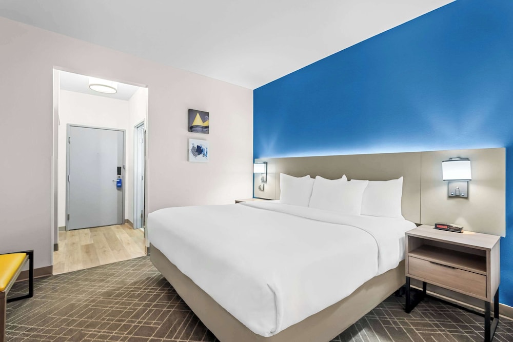 Standard Suite, 1 King Bed, Non Smoking - Photo 1