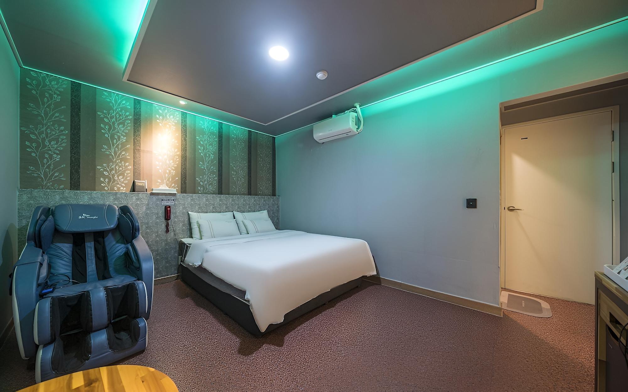 Room (massage room) - Photo 2