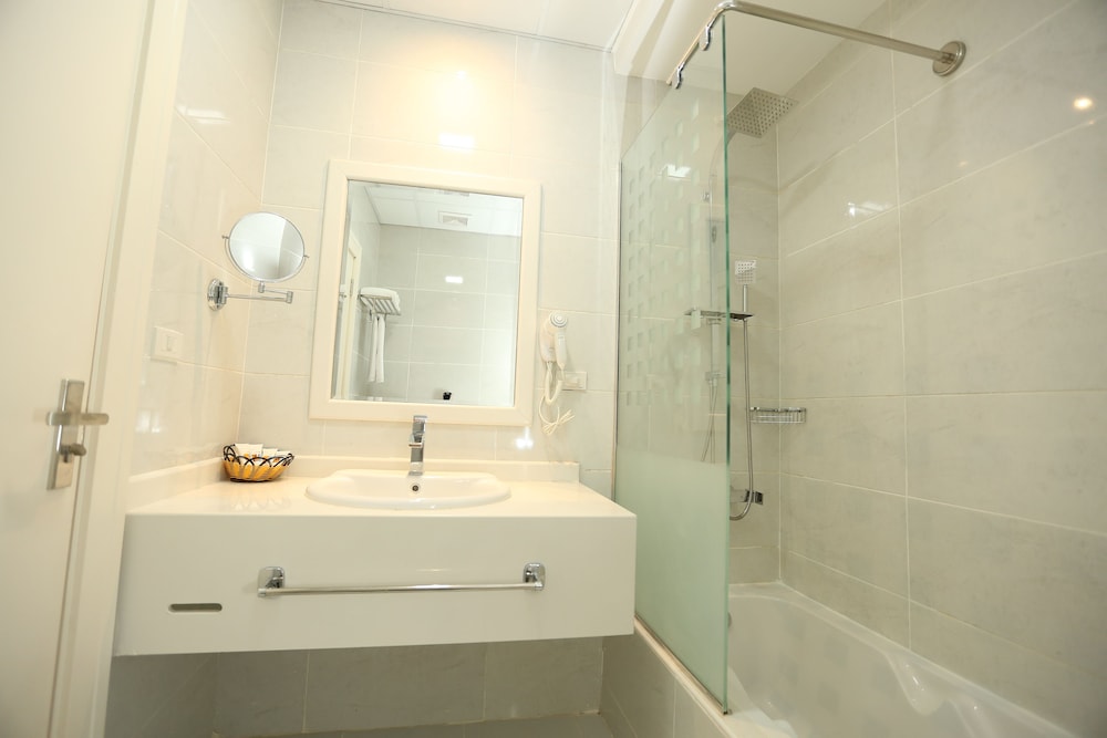 Superior Double or Twin Room City view - Photo 12